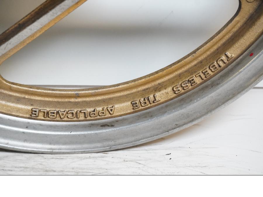 Höger sida på Fälg från en Suzuki GSX 1100 EF -1984 motorcykel.