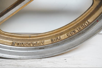 Höger sida på Fälg från en Suzuki GSX 1100 EF -1984 motorcykel.