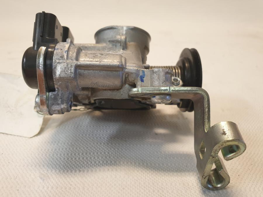 Höger sida på Spjällhus från en Kawasaki Z 125 -2019 motorcykel.