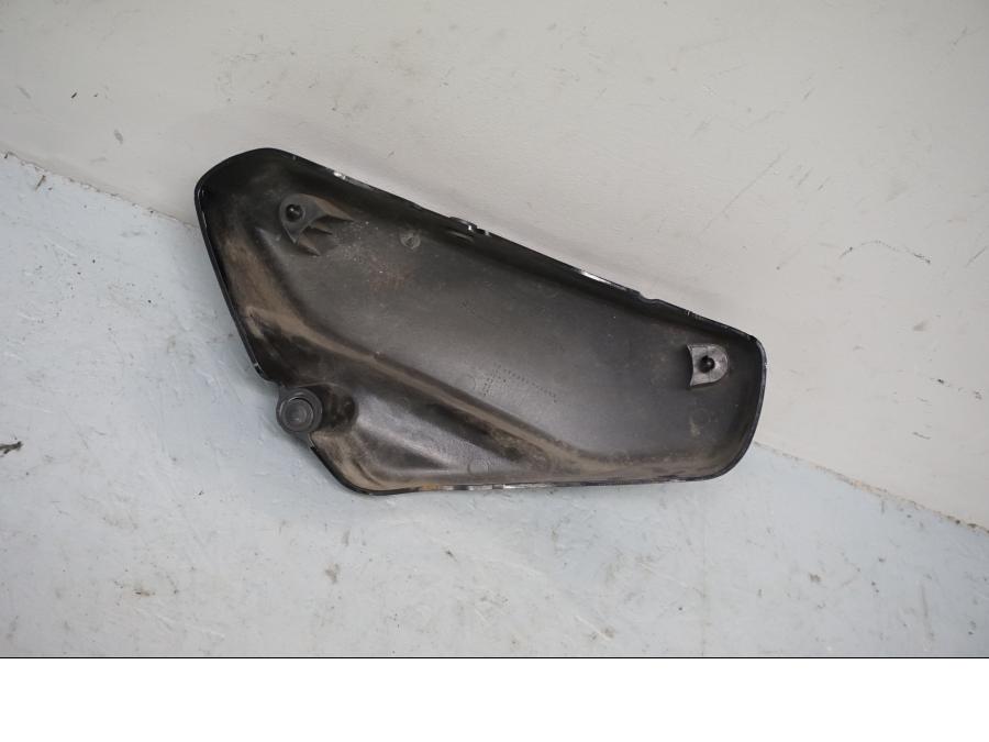 Baksidan på Sidopanel från en Suzuki VL 800 -2001 motorcykel.