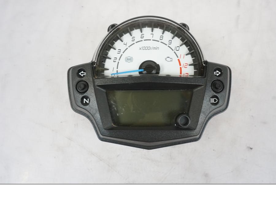 Baksidan på Instrumentpanel från en Kawasaki ER-6N -2012 motorcykel.