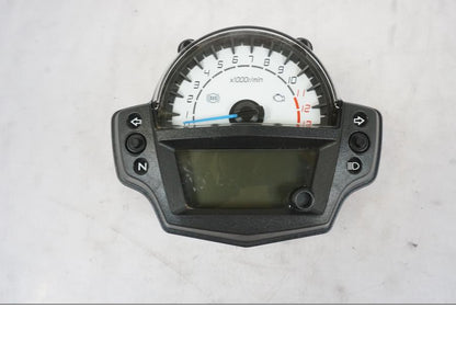 Baksidan på Instrumentpanel från en Kawasaki ER-6N -2012 motorcykel.