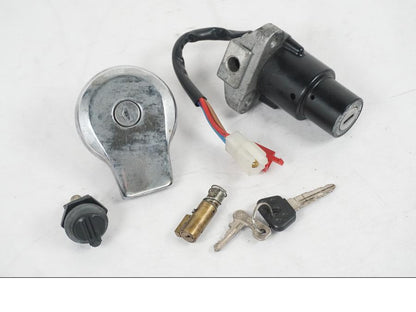 Framsidan på <p>Låssats från Yamaha XV 750 1993.</p>

<p>1st 1st nyckel, tändningslås, tanklock, tändningslås och</p>

<p>förvaringsfacklås Repor finns på tändningslåset se bild.</p> motorcykel.