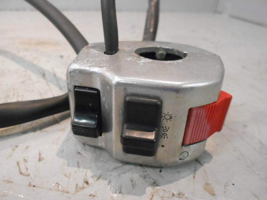 Baksidan på Styrelreglage från en Suzuki VZ 800 -2000 motorcykel.