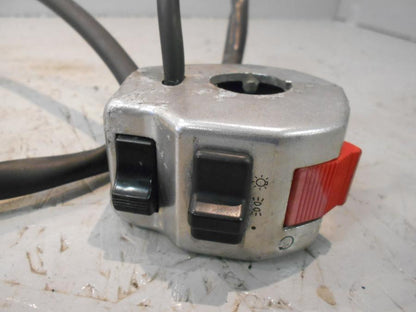 Baksidan på Styrelreglage från en Suzuki VZ 800 -2000 motorcykel.