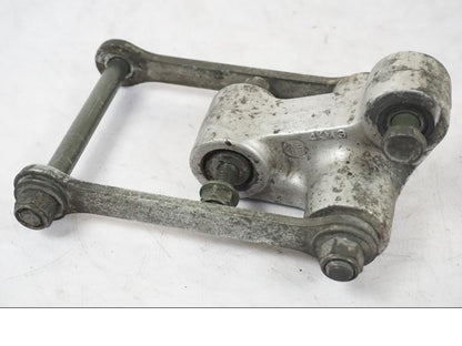 Baksidan på Stötdämparlänkage från en Yamaha XVS 1100 -2000 motorcykel.