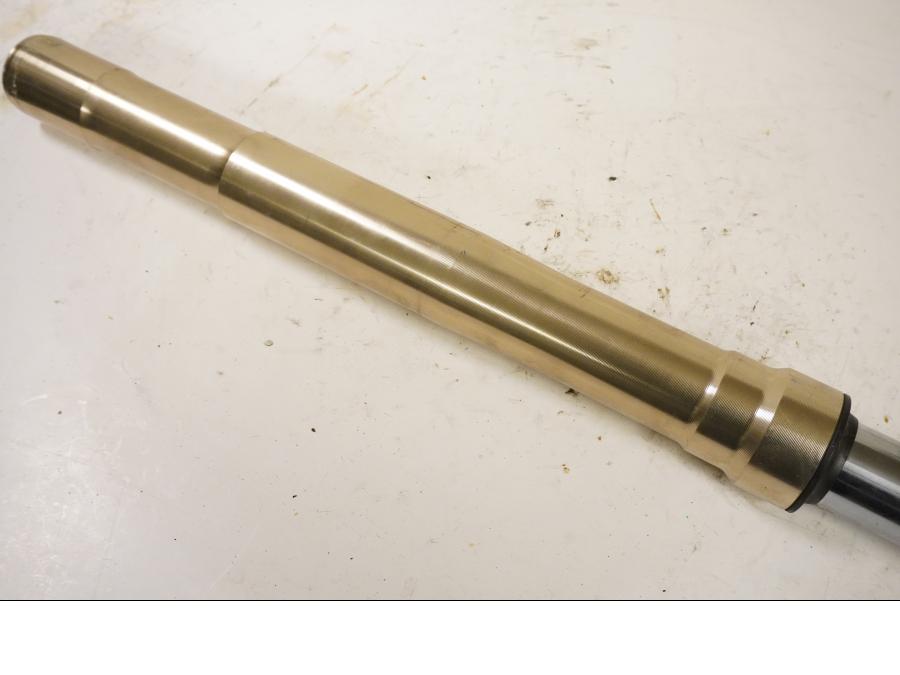 Höger sida på Gaffelben från en Kawasaki Z 1000 -2008 motorcykel.