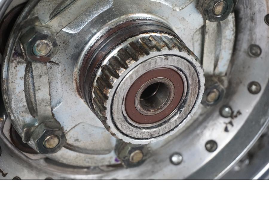 Vänster sida på Fälg från en Yamaha XVS 1100 -2000 motorcykel.