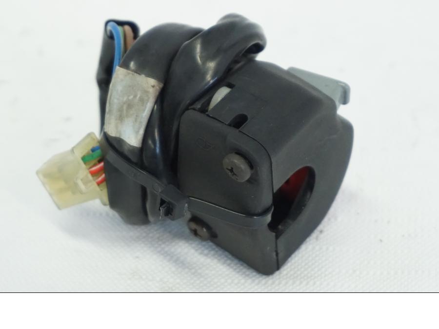 Snett nerifrån på Styrelreglage från en Yamaha TDM 850 -1998 motorcykel.