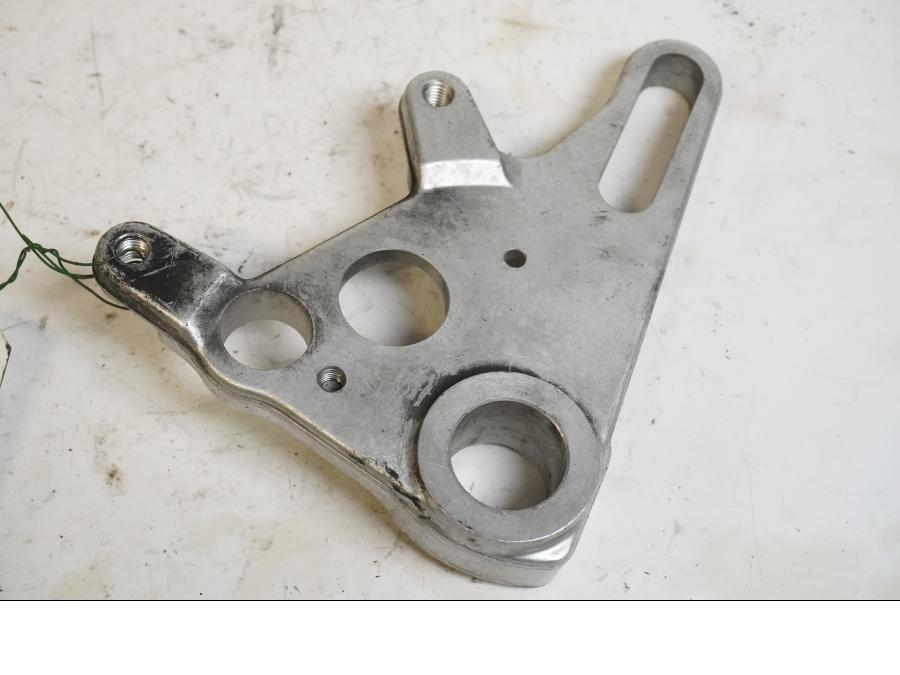 Framsidan på Bromsoksfäste från en Aprilia RSV 1000 -2008 motorcykel.