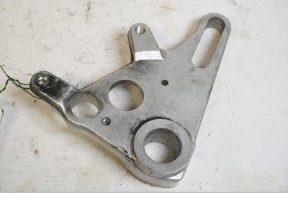 Framsidan på Bromsoksfäste från en Aprilia RSV 1000 -2008 motorcykel.