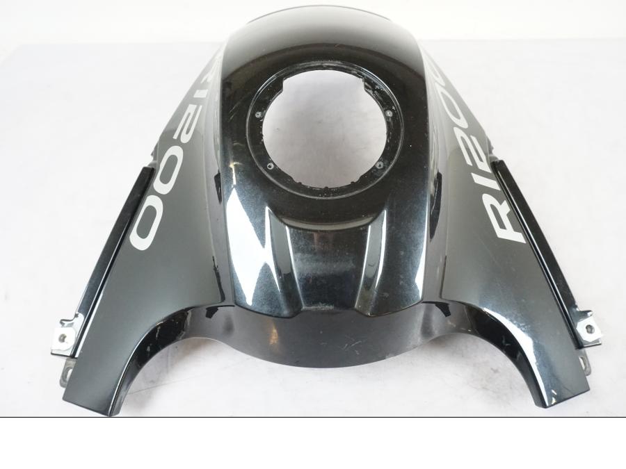 Snett nerifrån på Tankkåpa från en BMW R 1200 GSA -2012 motorcykel.