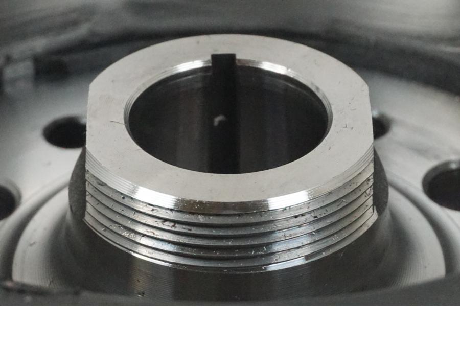 Snett nerifrån på Generator från en Kawasaki Z 900 -2019 motorcykel.