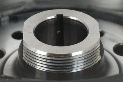 Snett nerifrån på Generator från en Kawasaki Z 900 -2019 motorcykel.