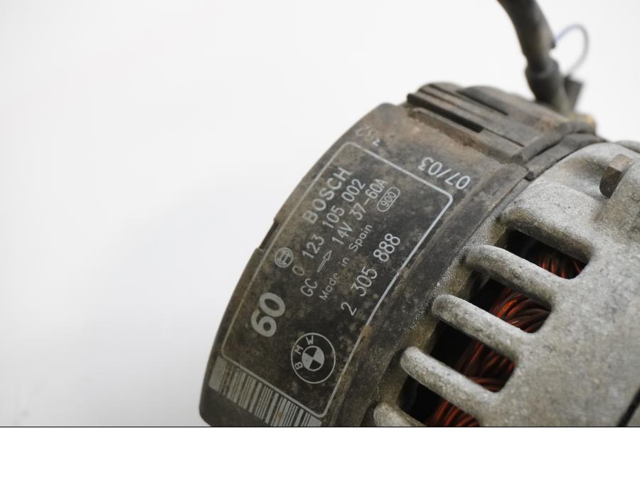 Höger sida på Generator från en BMW K 1200 RS -2003 motorcykel.