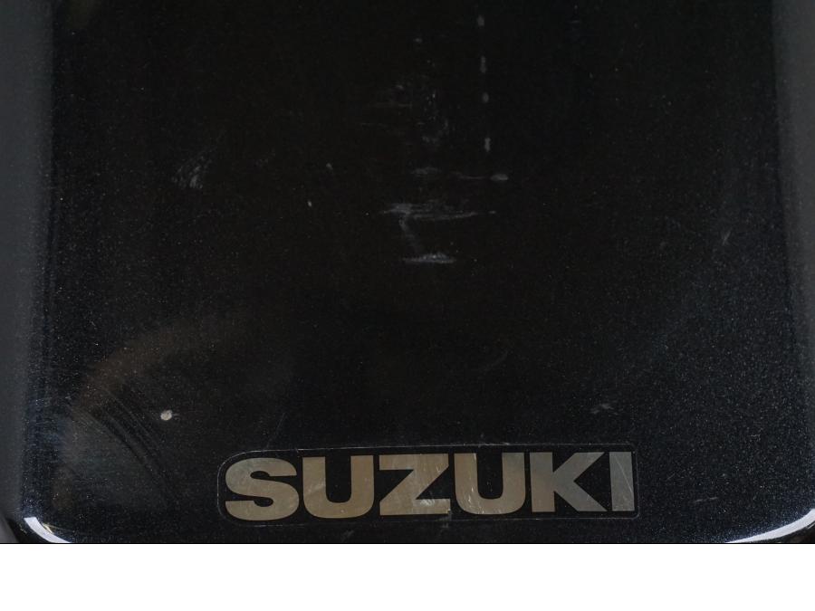 Vänster sida på <p>Bakskärm från Suzuki VZ 1600 2004.</p>

<p>Mindre lackskador finns se bilder.</p> motorcykel.