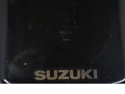 Vänster sida på <p>Bakskärm från Suzuki VZ 1600 2004.</p>

<p>Mindre lackskador finns se bilder.</p> motorcykel.