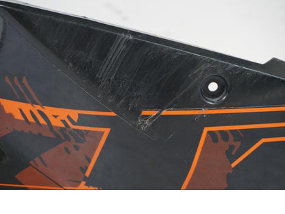 Baksidan på Sidkåpa från en KTM 690 SM R -2009 motorcykel.