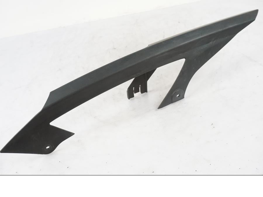 Framsidan på Kedjeskydd från en Kawasaki ZZ-R 1400 -2009 motorcykel.