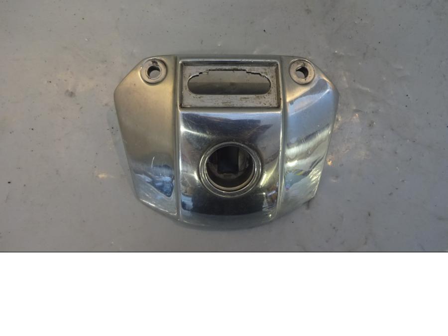 Framsidan på Strålkastarfäste från en H-D FXD Dyna Glide -2003 motorcykel.