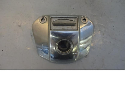 Framsidan på Strålkastarfäste från en H-D FXD Dyna Glide -2003 motorcykel.