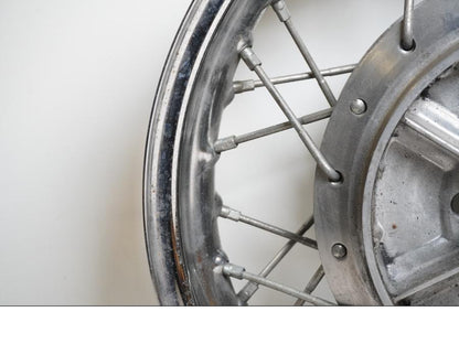 Snett nerifrån på Fälg från en Suzuki LS 650 -1996 motorcykel.