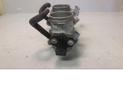 Vänster sida på Spjällhus från en BMW F 800 GS -2009 motorcykel.