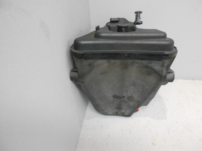 Baksidan på Oljetank från en BMW K 1300 R -2009 motorcykel.