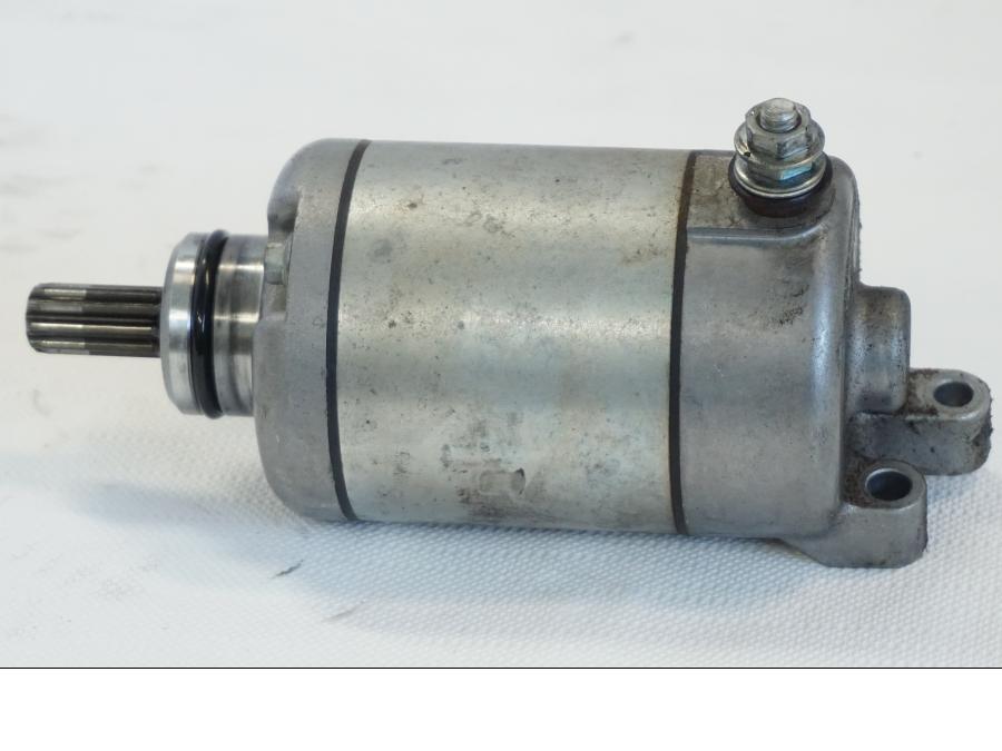 Framsidan på Startmotor från en Yamaha YZF R6 -2006 motorcykel.