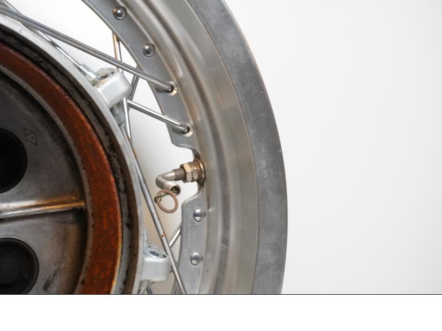 Vänster sida på Fälg från en Yamaha XV 1100 -1995 motorcykel.