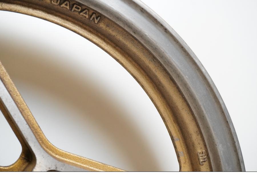 Vänster sida på Fälg från en Suzuki GSX 1100 EF -1984 motorcykel.