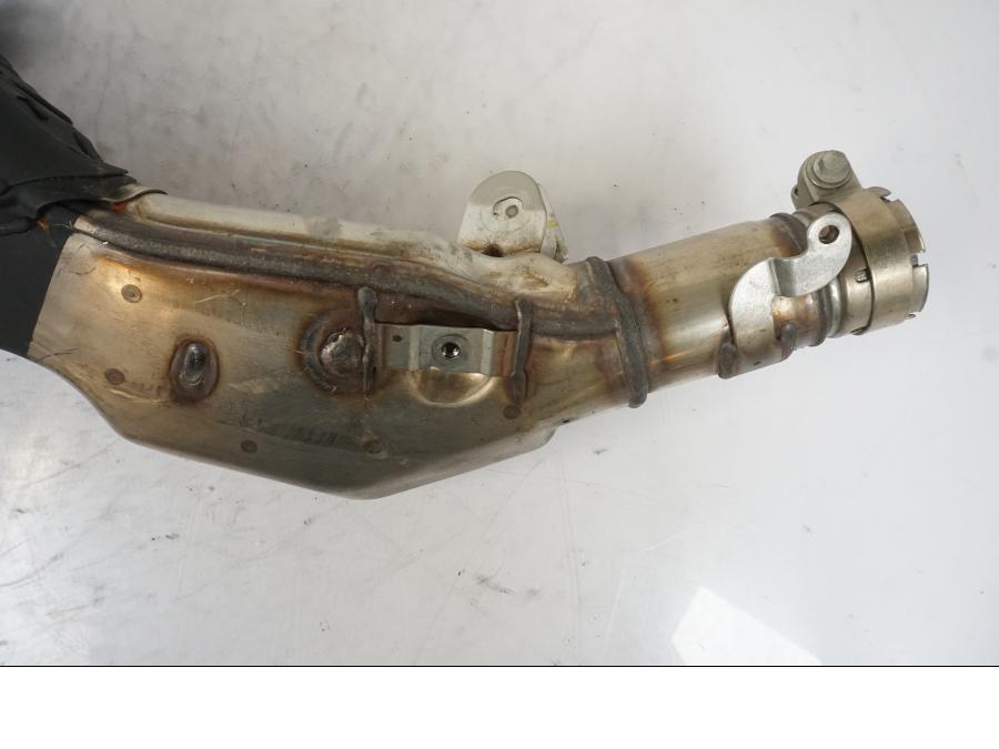 Snett uppifrån på Ljuddämpare från en Kawasaki Z 800 -2014 motorcykel.