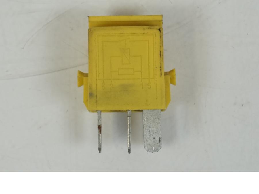 Höger sida på Relä från en BMW F 650 CS -2002 motorcykel.