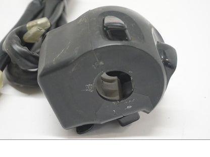 Snett uppifrån på Styrelreglage från en Yamaha FZ1-SA -2007 motorcykel.