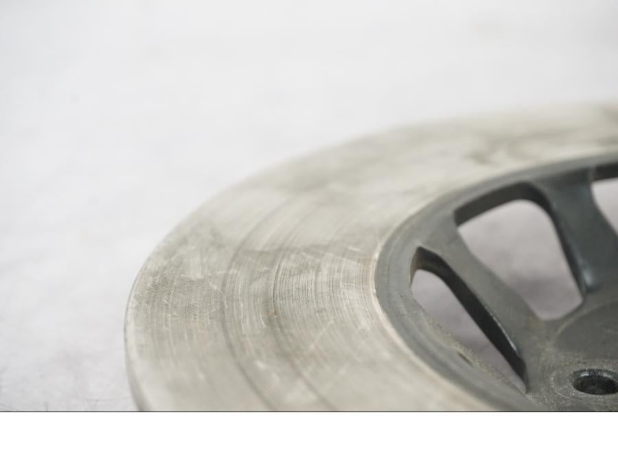 Baksidan på Bromsskiva från en Honda CX 500 -1982 motorcykel.