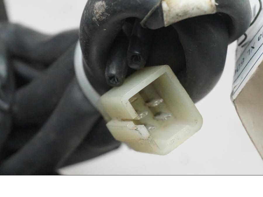 Snett uppifrån på <p>Styrelreglage höger till Honda XL 600 V PD06 1987.</p>

<p>Mindre skada på gummi skyddet se bild.</p> motorcykel.