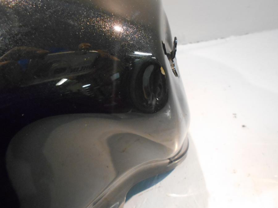 Snett nerifrån på Bensintank från en Kawasaki Z 900 -2017 motorcykel.