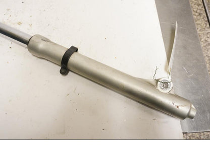 Baksidan på Gaffelben från en Honda XR 125 -2004 motorcykel.