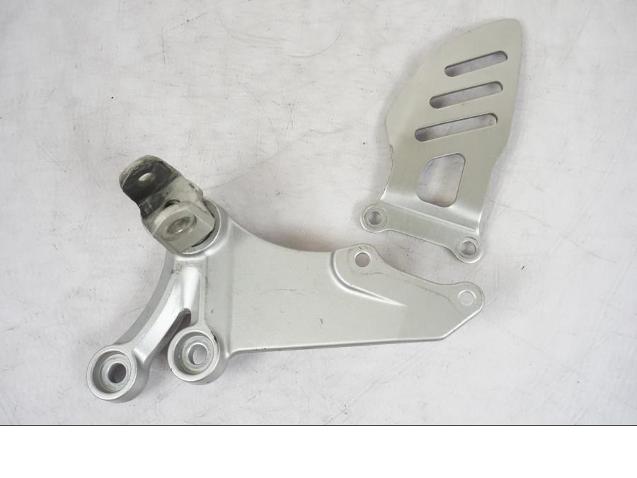 Framsidan på Fotpinnefäste från en Suzuki GSX-R 750 -2006 motorcykel.