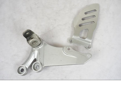 Framsidan på Fotpinnefäste från en Suzuki GSX-R 750 -2006 motorcykel.