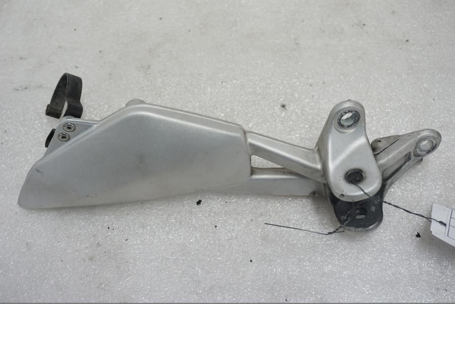 Framsidan på Fotpinnefäste från en BMW K 1300 R -2011 motorcykel.