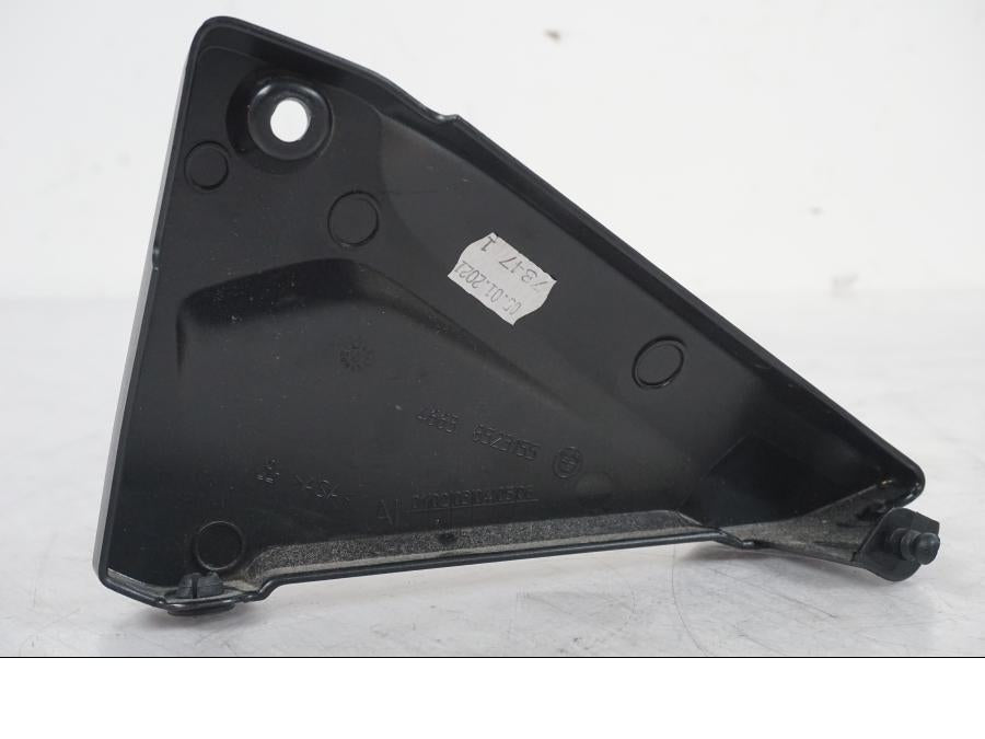 Snett uppifrån på Sidopanel från en BMW R 1250 GS -2021 motorcykel.