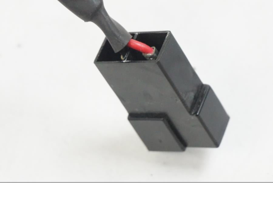 Vänster sida på Instrumentpanelsfäste från en KTM 1290 Super Duke R -2022 motorcykel.