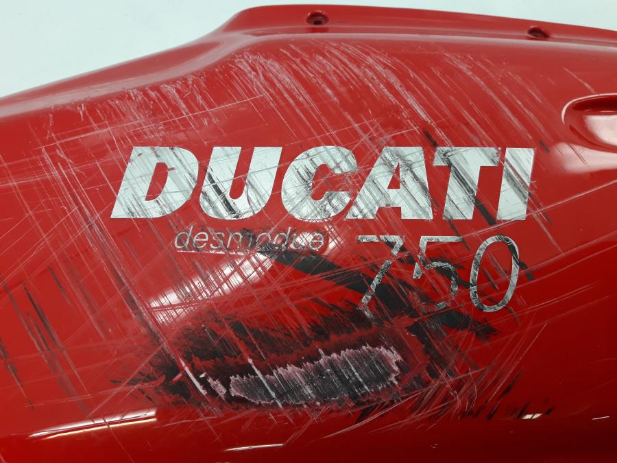 Vänster sida på Sidkåpa från en Ducati 750 SS -2000 motorcykel.