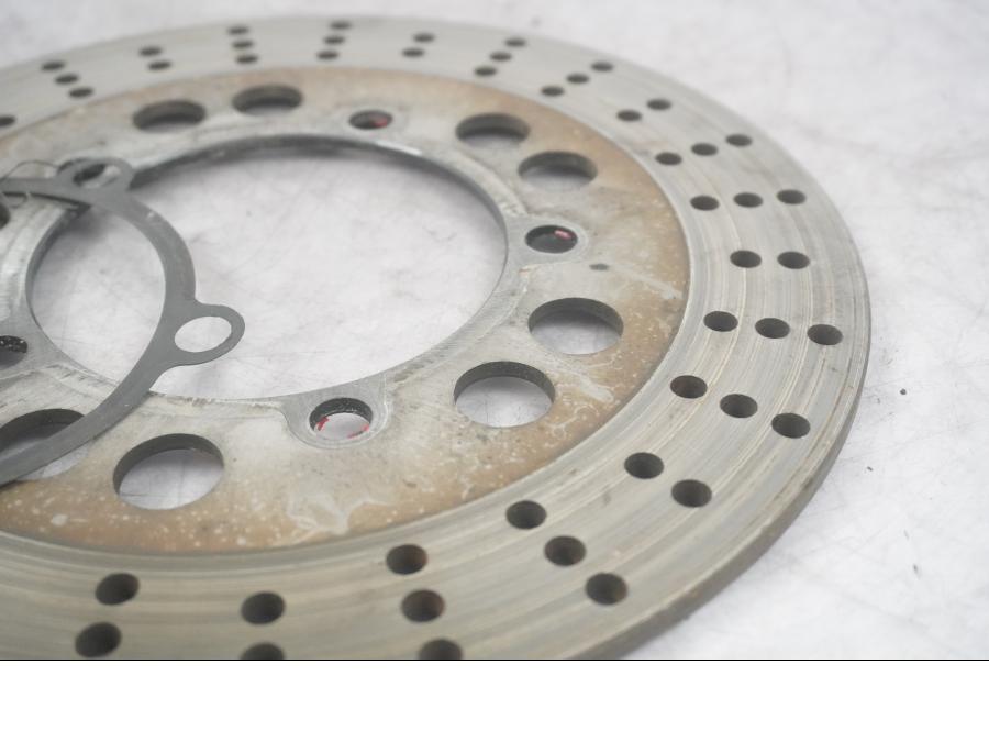 Baksidan på Bromsskiva från en Kawasaki ZZR 1200 -2002 motorcykel.