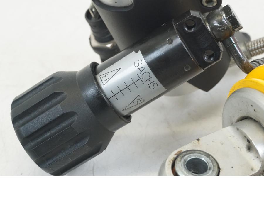 Baksidan på Stötdämpare från en Ducati Hyperstrada -2013 motorcykel.