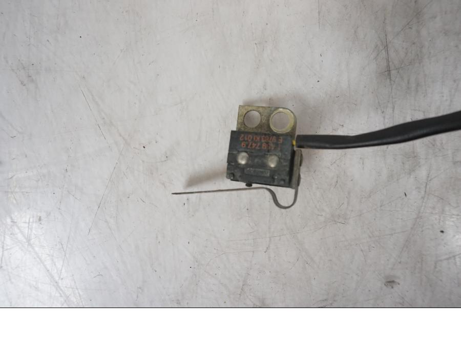 Baksidan på Bromsljuskontakt från en BMW R 1150 GS -2002 motorcykel.