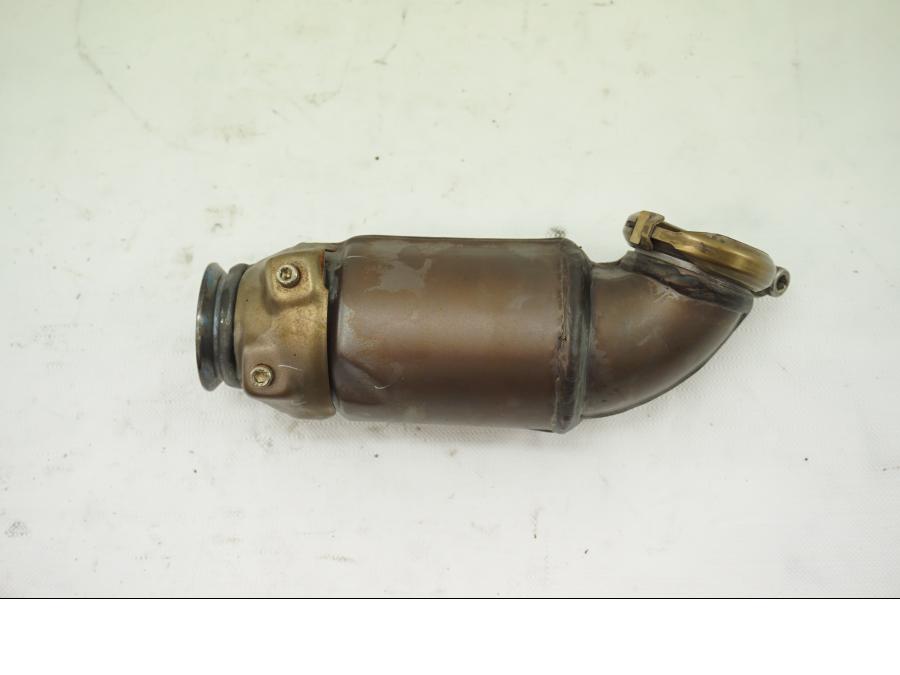 Baksidan på Mellanrör från en KTM RC 390 -2019 motorcykel.