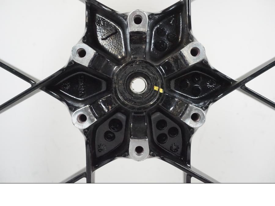 Höger sida på Fälg från en KTM 390 Adventure -2021 motorcykel.