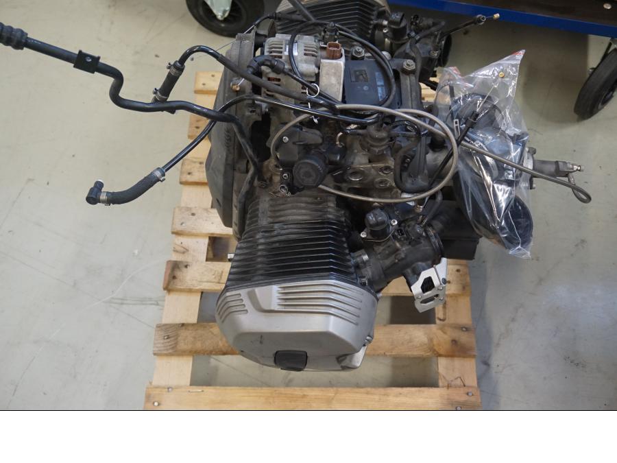 Baksidan på Motorpaket från en BMW R 1200 GSA -2011 motorcykel.
